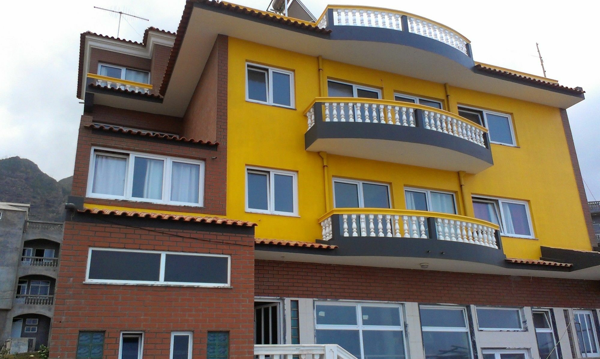 Residencial Sol Point Art Bed & Breakfast Ponta Do Sol Bagian luar foto